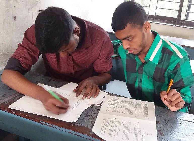 শ্রুতিলেখকের সাহায্য নিয়ে পরীক্ষা দেয় শেরপুরের শারীরিক প্রতিবন্ধী মো. মৌত্তাছিম মিল্লা তুহিন। ফাইল ছবি