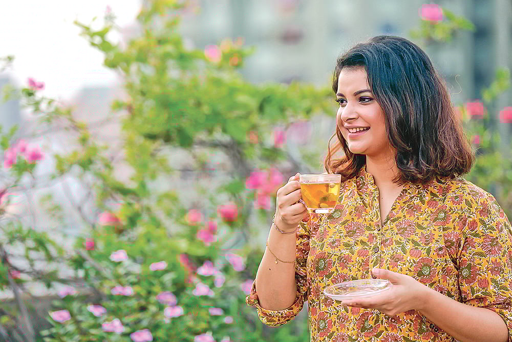 করোনার এই সময়ে নিয়মিত গরম চা পান করলে উপকার মিলবে। নকশার ফটোশুটে অভিনেত্রী শবনম ফারিয়া খাচ্ছেন ভেষজ চা। ছবি: কবির হোসেন
