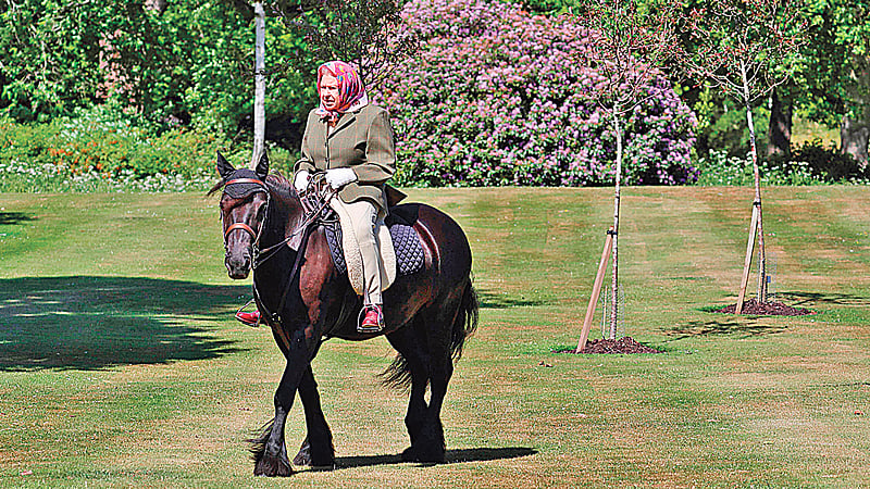 ঘোড়ায় চড়ে ঘুরে বেড়ান রানি দ্বিতীয় এলিজাবেথ। গত রোববার লন্ডনে। রয়টার্স