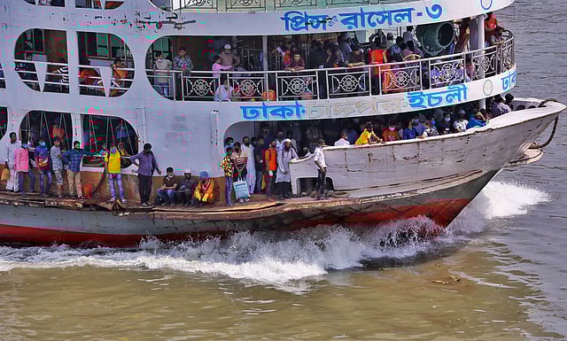 লঞ্চে স্বাস্থ্যবিধি মানার বালাই নেই। ঢাকামুখী লঞ্চে মানুষের উপচে পড়া ভিড়। পোস্তগোলা, ঢাকা, ২ জুন।