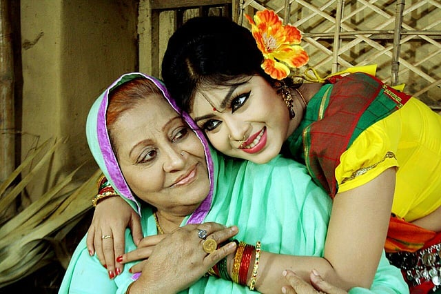 অভিনেত্রী আনোয়ারার সঙ্গে মিষ্টি জান্নাত। ছবি: সংগৃহীত