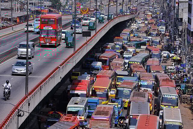 বিধি-নিষেধ শিথিল করার তৃতীয় দিনেই রাজধানী ফিরেছে পুরানো চেহারায়। যাত্রাবাড়ি, ঢাকা, ২ জুন।