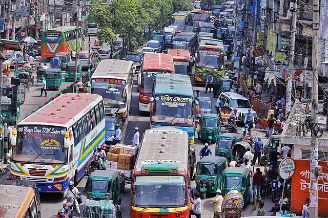 রাজধানীর গুলিস্তান এলাকার সড়কে যানজট। ঢাকা, ২ জুন।