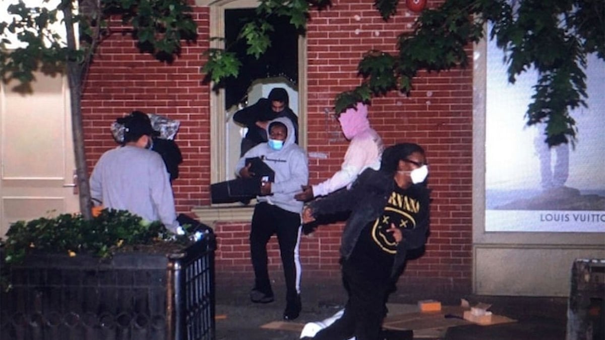 ম্যানহাটনের অভিজাত শপিং এলাকা সোহোর লুইস ভুশন স্টোর লুট করে নিয়ে যাচ্ছে একদল দুর্বৃত্ত। ছবি: সংগৃহীত