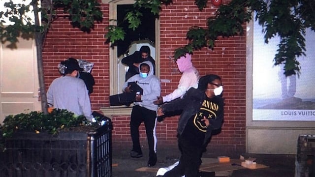 ম্যানহাটনের অভিজাত শপিং এলাকা সোহোর লুইস ভুশন স্টোর লুট করে নিয়ে যাচ্ছে একদল দুর্বৃত্ত। ছবি: সংগৃহীত