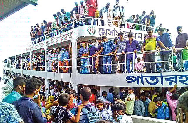 সামাজিক দূরত্বের কোনো বালাই নেই লঞ্চে। মানা হচ্ছে না কোনো স্বাস্থ্যবিধি। এতে বাড়ছে করোনা সংক্রমণের ঝুঁকি। গতকাল ভোলা সদর উপজেলার ইলিশা লঞ্চঘাটে।  ছবি: প্রথম আলো