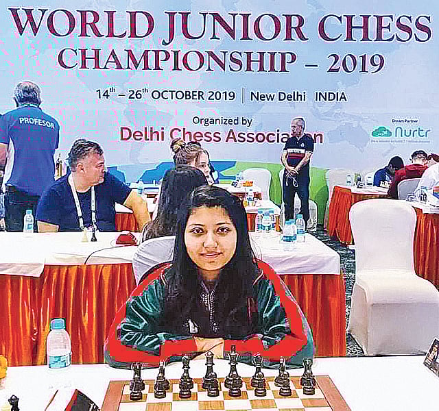 দাবার বোর্ডে মগ্ন নোশিন আঞ্জুম। ফাইল ছবি