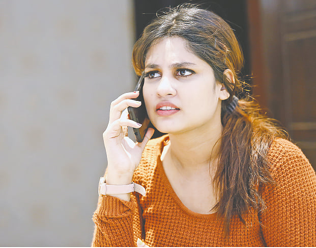 করোনাকালে দুঃসংবাদ যেন এখন প্রতিদিনের সঙ্গী, আর তা চেনাজানা গণ্ডিতে। তারপরও জীবন তো আর থেমে থাকবে না। মডেল: মাইশা, ছবি: সুমন ইউসুফ