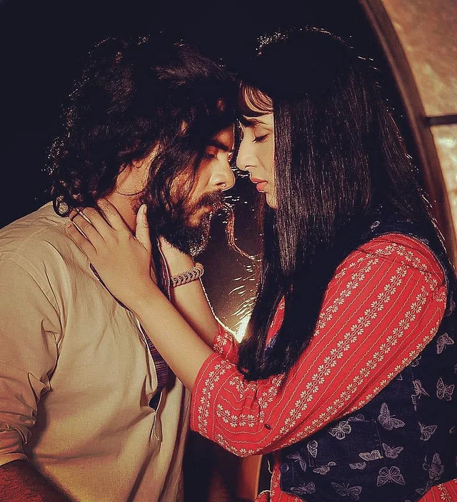 নায়ক-নায়িকার অন্তরঙ্গ দৃশ্যের শুটিং করতে গিয়ে সামাজিক দূরত্ব মানা সম্ভব নয়। ছবি: সংগৃহীত