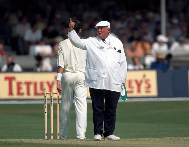 বাংলাদেশের ক্রিকেটের দুই বিখ্যাত কীর্তির সাক্ষী ডেভিড শেফার্ড। ছবি: এএফপি