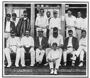 লন্ডন কাউন্টি ক্লাব ও এমসিসির সেই ম্যাচের আগে বা পরে তোলা হয়েছিল ছবিটা। কিংবদন্তি ডব্লু জি গ্রেসকে তো তাঁর বিখ্যাত দাড়ি দেখে সহজেই চিনে ফেলার কথা ক্রিকেটপ্রেমীদের। গ্রেসের পাশেই বসে আছেন শারলক হোমসের স্রষ্টা স্যার আর্থার কোনান ডয়েল (দ্বিতীয় সারিতে ডান দিক থেকে দ্বিতীয় জন)। সম্ভবত এটাই দুজনের একসঙ্গে একমাত্র ছবি, যা পরে ছাপা হয়েছিল ইংল্যান্ডের এক সময়ের বিখ্যাত দ্য স্ট্রান্ড ম্যাগাজিন-এ। ফাইল ছবি