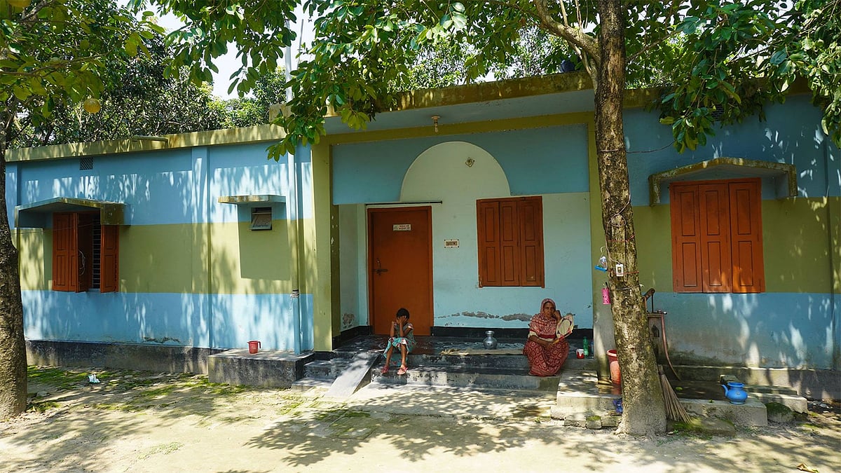 সম্প্রতি লিবিয়ায় গুলি করে ২৬ বাংলাদেশিকে হত্যার ঘটনায় জড়িত মানব পাচারকারী চক্রের অন্যতম ব্যক্তি কুষ্টিয়ার কামাল উদ্দীনের গ্রামের বাড়ি। ছবি: প্রথম আলো