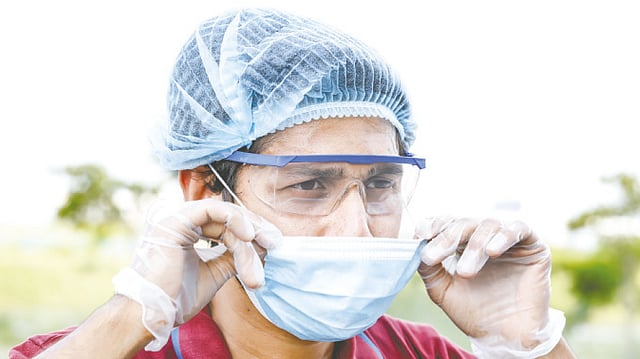 সাধারণত গ্লাভস, মাস্ক, বিশেষ গগলস পরলে সুরক্ষিত থাকা যাবে