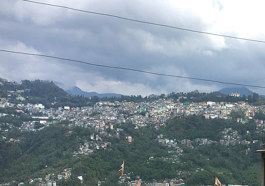 পাহাড়ের খাদে দাঁড়িয়ে থাকা গ্যাংটক শহরের ভবনগুলো। ছবি: লেখক