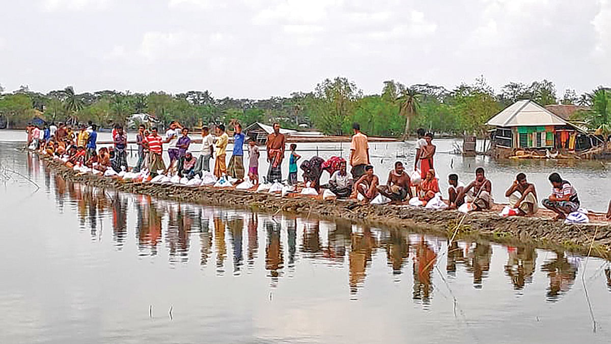 ঘূর্ণিঝড় আম্পানে ক্ষতিগ্রস্থদের মাঝে প্রথম আলো ট্রাস্টের পক্ষ থেকে ত্রাণ সামগ্রী বিতরণ করা হয়। গতকাল দুপুরে সাতক্ষীরার আশাশুনি উপজেলার গোয়ালকাটি গ্রামে। ছবি: কল্যাণ ব্যানার্জী