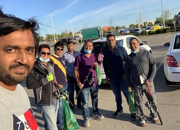 শিকারের সরঞ্জাম কিনে মাছ ধরতে প্রস্তুত সবাই। ছবি: সংগৃহীত