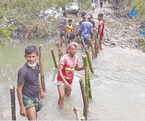 ঘাটাখালী এলাকায় ভাঙা সড়ক মেরামত করছেন গ্রামের তরুণেরা