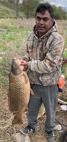 একটা বড় আকৃতির কার্প ধরেছেন পিয়ার ভাই। ছবি: লেখক