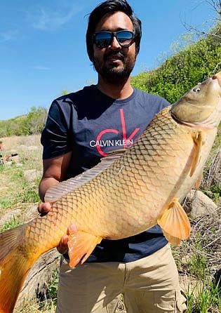 মাছ ধরার আনন্দে আত্মহারা শিমুল। ছবি: সংগৃহীত