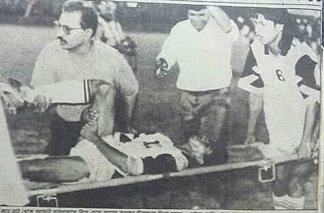 ১৯৯৪ সালের লিগে মোহামেডান–পিডব্লুডি ম্যাচে সাব্বিরকে স্ট্রেচারে করে মাঠের বাইরে নিয়ে যাওয়া হচ্ছে। পাশে দাঁড়িয়ে কাঁদছেন সে সময় মোহামেডানের ম্যানেজার বাদল রায়। স্ট্রেচারের একপ্রান্ত ধরে রেখেছেন সাব্বিরের মোহামেডান–সতীর্থ বিপ্লব মারমা। ছবি: সংগৃহীত