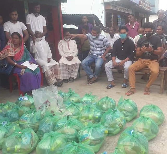 প্রবাসী মনজুর হোসেনের অর্থ সহায়তায় দরিদ্র মানুষের মধ্যে খাদ্যসামগ্রী বিতরণের জন্য প্রস্তুত করা হয়েছে। ছবিটি সম্প্রতি মৌলভীবাজারের রাজনগর উপজেলার ফতেহপুর ইউনিয়নের হামিদপুর গ্রাম থেকে তোলা। ছবি: প্রথম আলো