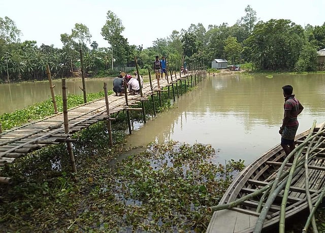 সাঁকোর কাজ চলছে। ছবি: সংগৃহীত