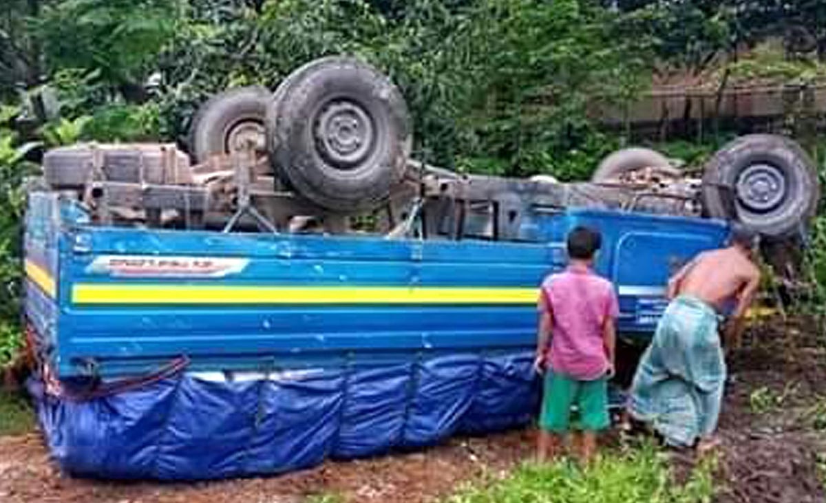 বগুড়া শহরের দ্বিতীয় বাইপাস সড়কের খামারকান্দি এলাকায় পিকআপ ভ্যান চাপায় দুজন নিহত হয়েছেন। ঘটনাস্থলে উল্টে থাকা পিকআপ ভ্যান। ছবি: প্রথম আলো