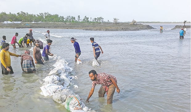 খুলনার কয়রা উপজেলার ২ নম্বর কয়রা গ্রামের তরুণদের রিং বাঁধ তৈরির প্রচেষ্টা। ছবি: সংগৃহীত