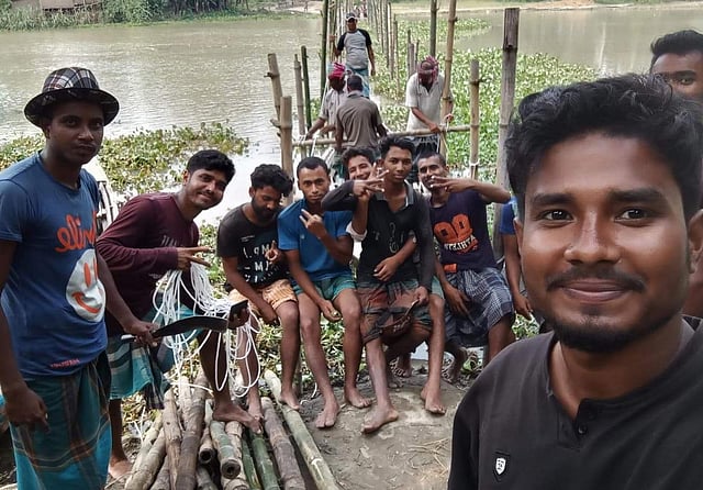 কুড়িগ্রামের রৌমারীতে ২০০ হাত বাঁশের সাঁকো তৈরি করেন স্থানীয় যুবকেরা। ছবি: সংগৃহীত