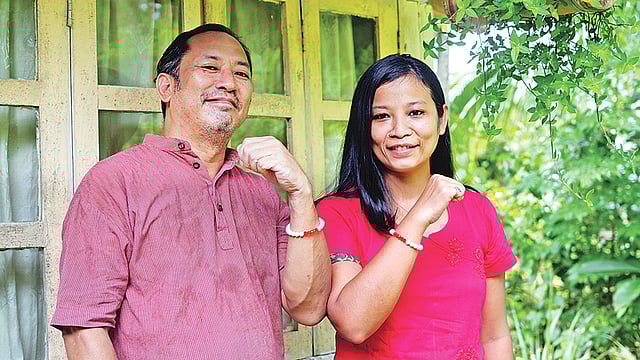 রাঙামাটির চাকমা সার্কেলের রাজা দেবাশীষ রায় ও রানি ইয়ান ইয়ান হাতে ব্রেসলেট পরে মাসিক নিয়ে সচেতনতা তৈরি করেছেন।  ছবি: সংগৃহীত