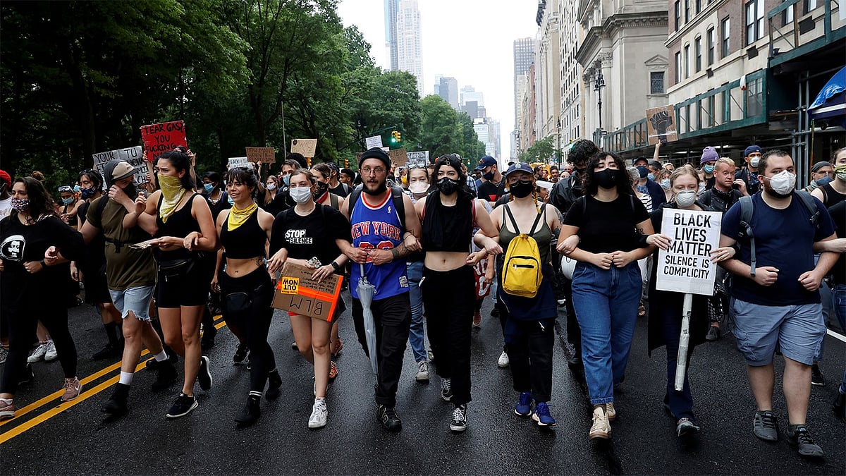 জর্জ ফ্লয়েড হত্যার প্রতিবাদে আমেরিকাজুড়ে চলা বিক্ষোভ ক্রমেই বাড়ছে। ছবি: রয়টার্স