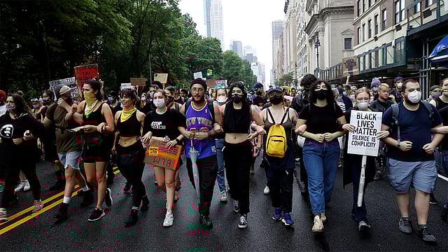 জর্জ ফ্লয়েড হত্যার প্রতিবাদে আমেরিকাজুড়ে চলা বিক্ষোভ ক্রমেই বাড়ছে। ছবি: রয়টার্স