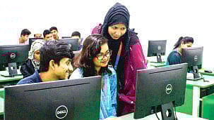 মাধ্যমিকের পরই চার বছরের কারিগরি শিক্ষা নিয়ে ডিপ্লোমা প্রকৌশলী হয়ে পেশাজীবনে প্রবেশ করা যায়। ছবি: সংগৃহীত