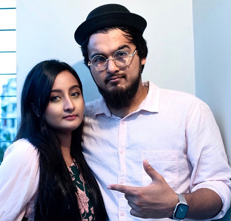 স্ত্রীর সঙ্গে ছবিটি শেয়ার করে নোবেল লিখেছেন ‘দেশের দ্বিতীয় নোবেল বিজয়ী নারী’। ছবি: ফেসবুক থেকে