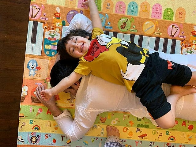 সাইফ আলী খান ও তৈমুর আলী খান। ছবি: ইনস্টাগ্রাম