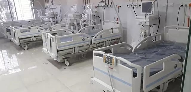 বরিশাল শের-ই-বাংলা মেডিকেল হাসপাতালের করোনা ওয়ার্ডে আইসিইউ ইউনিট।  প্রথম আলো ফাইল ছবি