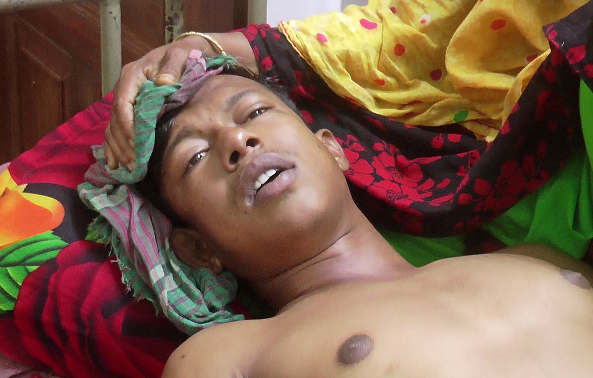 হাসপাতালে চিকিৎসাধীন কলেজছাত্র ইমরান হোসেন। সোমবার যশোর শহরের কুইন্স হাসপাতালে। ছবি: প্রথম আলো