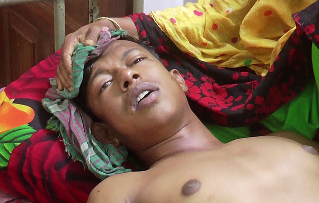 হাসপাতালে চিকিৎসাধীন কলেজছাত্র ইমরান হোসেন। সোমবার যশোর শহরের কুইন্স হাসপাতালে। ছবি: প্রথম আলো