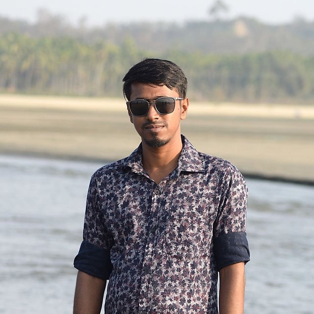 খুলনায় খুন হওয়া যুবক নীলোৎপল। ছবিটি তাঁর ফেসবুক প্রোফাইল থেকে নেওয়া