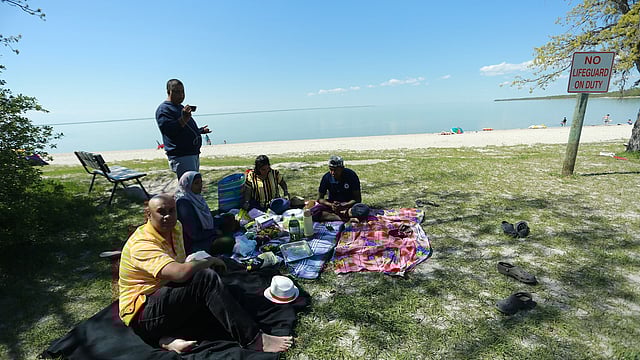 ক্লিফের ওপর বসে দুপুরের খাওয়া। ছবি: সাজিদ রহমান খান