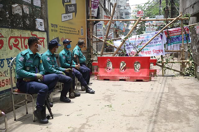 বন্ধ প্রবেশপথগুলোতে পুলিশ সদস্যদের অবস্থান।
