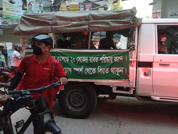 দিনে সেনাবাহিনীর সদস্যদের গাড়ি এলাকায় টহল দেয়। ছবি: প্রথম আলো