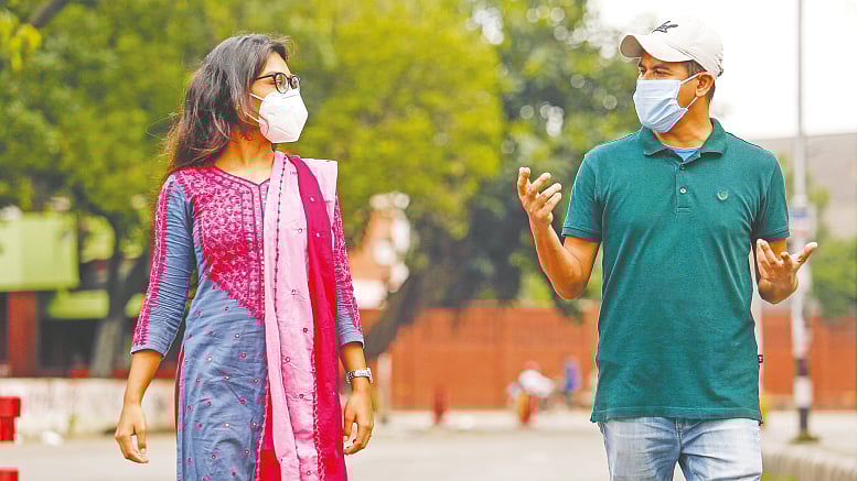 করোনাকালে চলাফেরায় মানতে হচ্ছে নতুন রীতি। নতুন স্বাভাবিকে যেন অভ্যস্ত হচ্ছে পৃথিবী। মডেল: অনামিকা ও আবীর। ছবি: সুমন ইউসুফ
