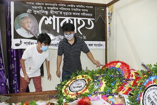 পার্বত্য চট্টগ্রাম জনসংহতি সমিতির (এমএন লারমা) কেন্দ্রীয় কমিটির সাবেক সভাপতি ও আঞ্চলিক পরিষদের সদস্য সুধাসিন্ধু খীসা মারা গেছেন। ফুল দিয়ে তাঁর প্রতি শ্রদ্ধা জানানো হয়। কদমতলী, খাগড়াছড়ি, ১০ জুন। ছবি: নীরব চৌধুরী