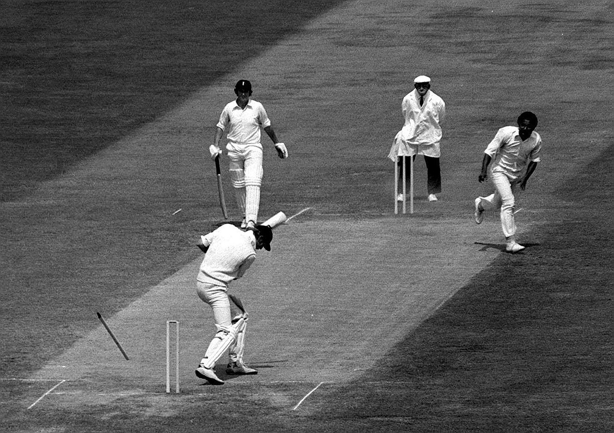 ট্রেন্টব্রিজে প্রথম টেস্টে ইংল্যান্ডের প্রথম ইনিংসে টনি গ্রেগের স্টাম্প ওড়ালেন অ্যান্ডি রবার্টস। গোটা সিরিজেই ওয়েস্ট ইন্ডিজ বোলারদের নিশানা ছিলেন গ্রেগ। ছবি: টুইটার