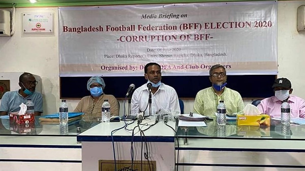 বাফুফে নির্বাচন ঘিরে অনিয়মের অভিযোগ তুলে ঢাকা রিপোটার্স ইউনিটিতে সংবাদ সম্মেলন করে কিছু ক্লাব। ছবি: সংগৃহীত