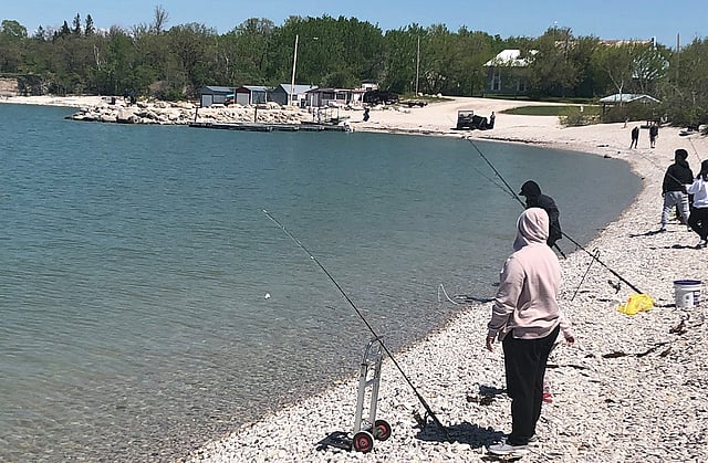 শৌখিন মৎস্যশিকারিদের মাছ ধরা। ছবি: ফিদা আশফাক আহমেদ