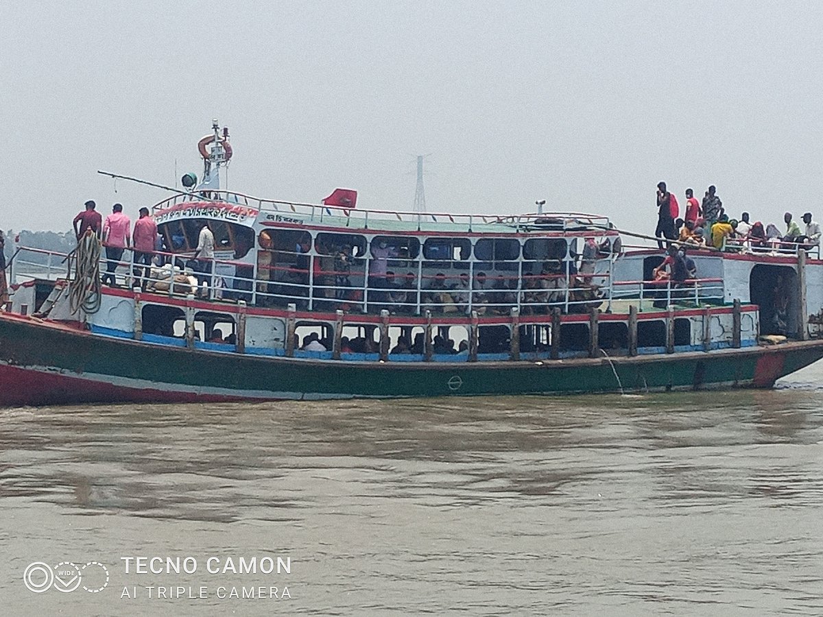 কাজীরহাট-আরিচা নৌপথে যাত্রীবাহী লঞ্চ, স্পিডবোট ও ইঞ্জিনচালিত নৌকা চলাচলের সময় স্বাস্থ্যবিধি মানা হচ্ছে না। নৌযানগুলোয় ধারণক্ষমতার অর্ধেক যাত্রী বহনের কথা থাকলেও সেগুলো অতিরিক্ত যাত্রী বহন করছে। ৭ জুন, কাজীরহাট, বেড়া, পাবনা। ছবি: বরুন রায়