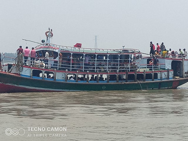 কাজীরহাট-আরিচা নৌপথে যাত্রীবাহী লঞ্চ, স্পিডবোট ও ইঞ্জিনচালিত নৌকা চলাচলের সময় স্বাস্থ্যবিধি মানা হচ্ছে না। নৌযানগুলোয় ধারণক্ষমতার অর্ধেক যাত্রী বহনের কথা থাকলেও সেগুলো অতিরিক্ত যাত্রী বহন করছে। ৭ জুন, কাজীরহাট, বেড়া, পাবনা। ছবি: বরুন রায়