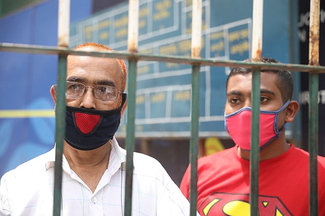 ফটক বন্ধ—এলাকা থেকে বের হওয়া যাচ্ছে না।